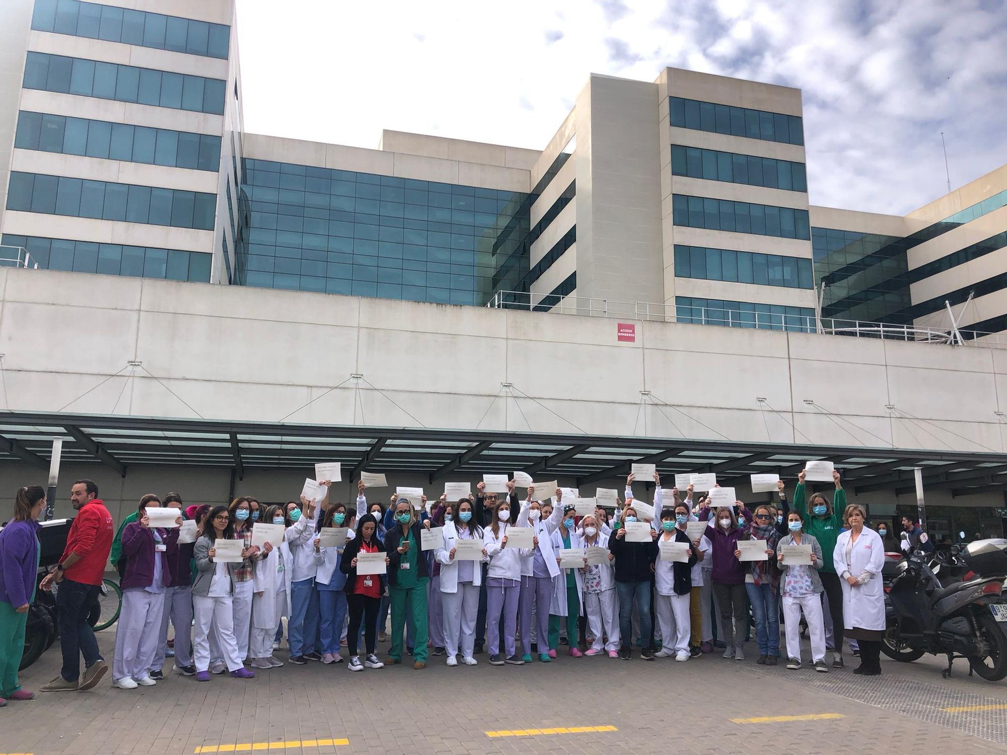 Los sanitarios se manifiestan a las puertas de La Fe por las oposiciones