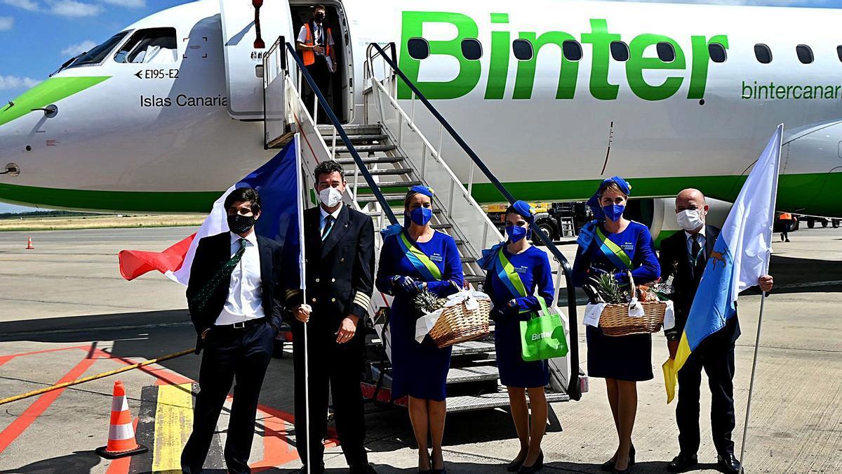 Tripulación del vuelo inaugurar de Binter a su llegada la ciudad francesa de Lille, ayer  | | LP/DLP