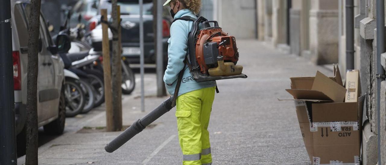 Una treballadora de Girona+Neta, en una imatge d’arxiu