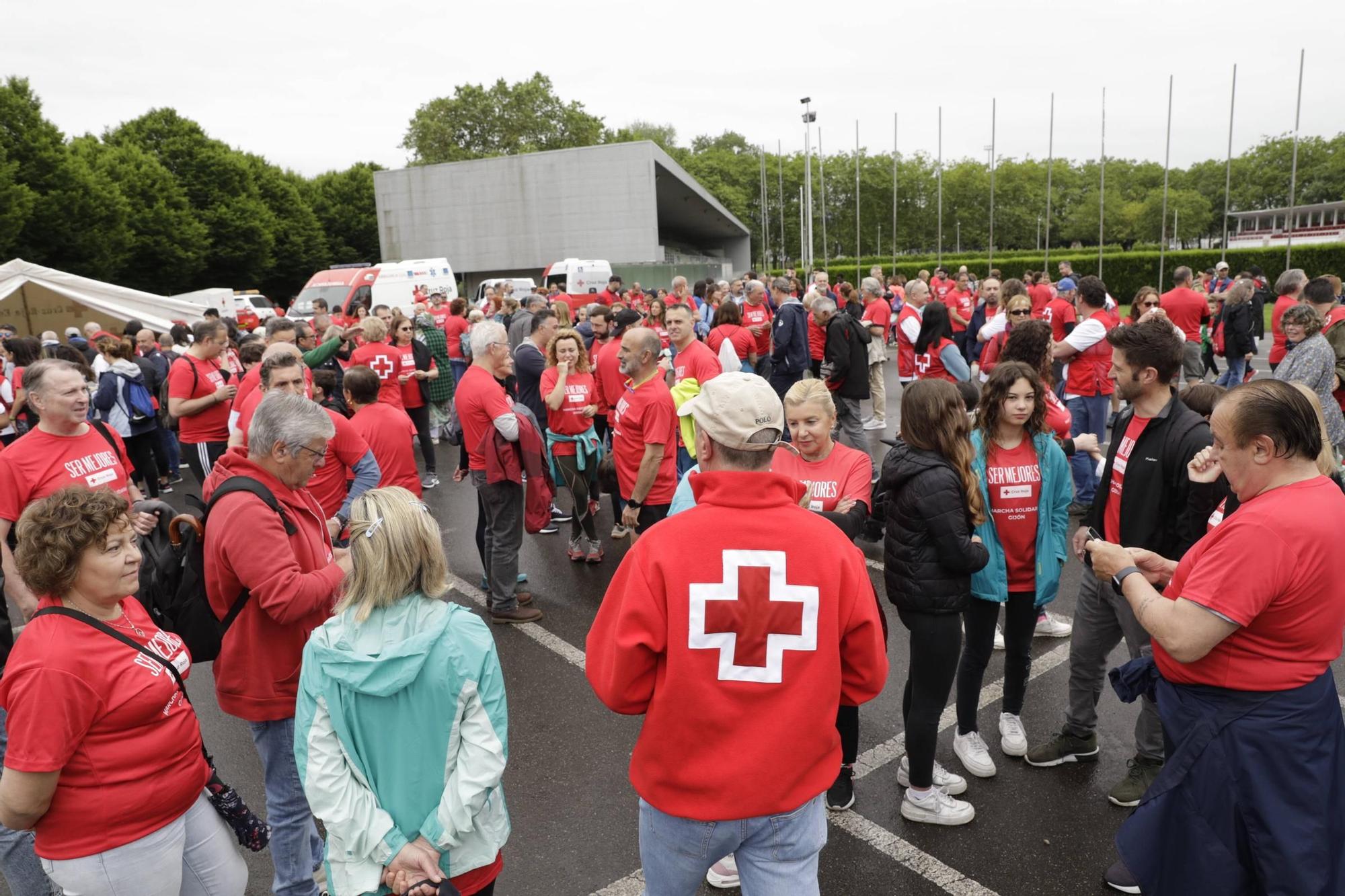 Así fue la marcha solidaria de Cruz Roja en Gijón (en imágenes)