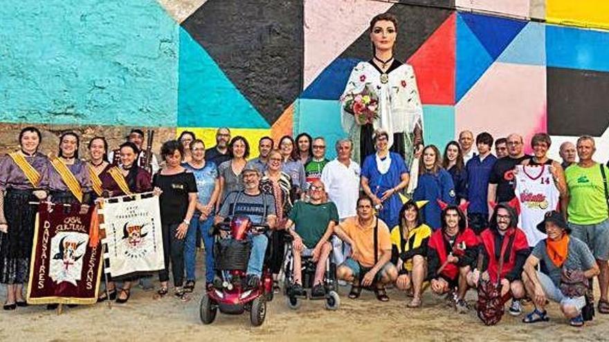 Fotografia del nucli organitzador de la Festa Major de Manresa amb les diferents entitats que hi col·laboren juntament amb personal de l&#039;Ajuntament