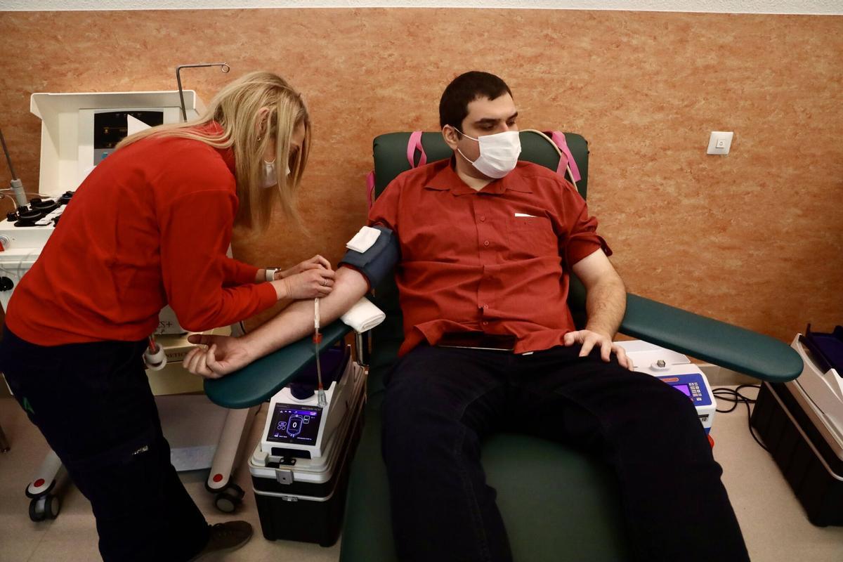 Varias personas donan sangre, donde la Junta de Andalucía, ha pedido donaciones a los andaluces para tener reservas para las víctimas del accidente de tren en Amaduz.