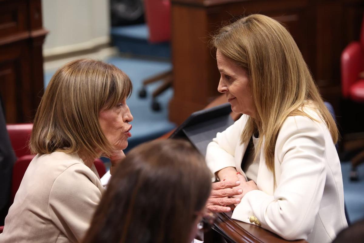 La conservadora Luzz reverón (d) conversa con la diputada de NC-Bc Esther González.