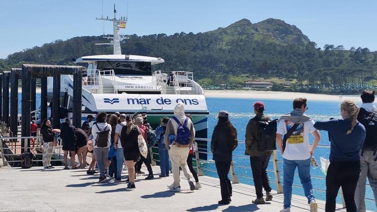 Pasajeros embarcando en las Islas Cíes