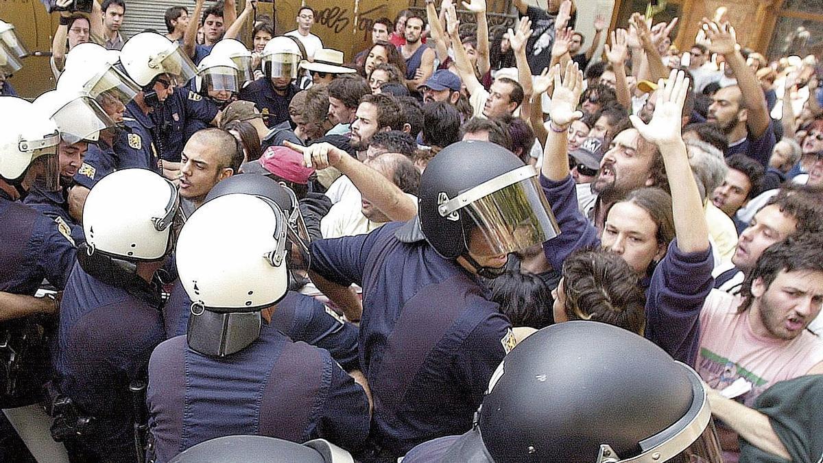 Un joven Pablo Iglesias se enfrenta a los antidisturbios en una concentración en el barrio de Lavapiés