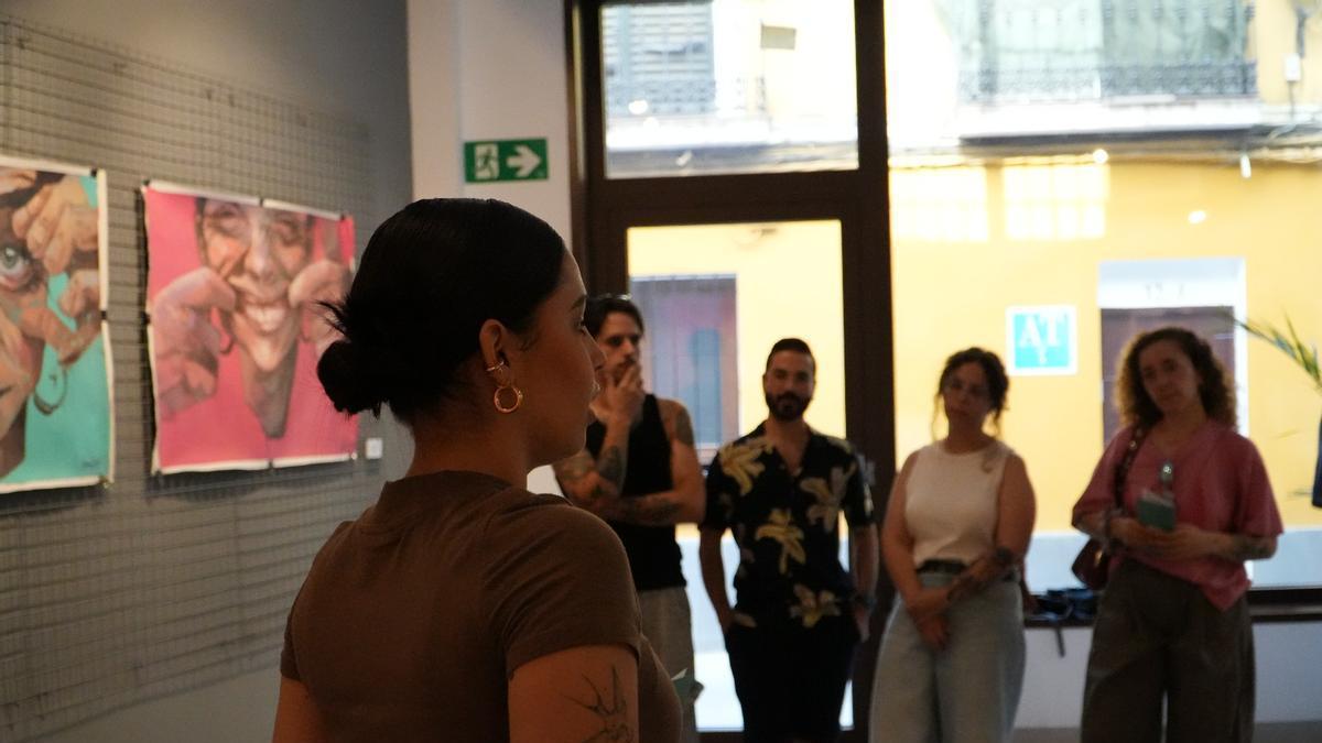 La joven artista pacense Elena Peña en la presentación de la exposición 'Lo Siniestro de Crecer', en Fundación CB