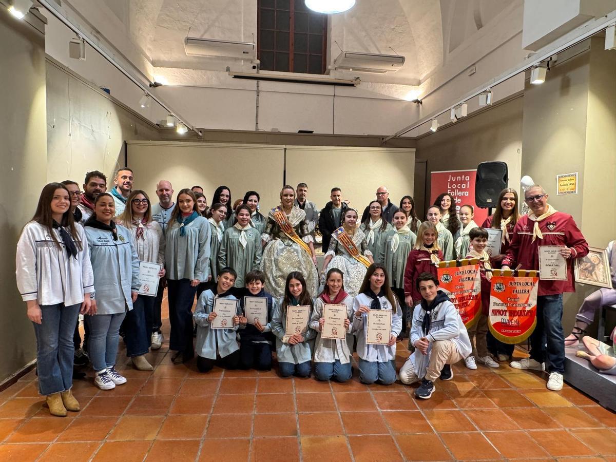Las falleras mayores de Sueca, cn las autoridades, y los representantes de las comisiones premiadas.