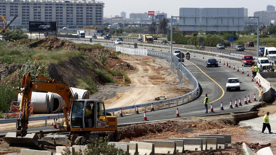 Obras de desdoblamiento de la V-21 en Alboraia. Unos kilómetros antes podría arrancar el futuro túnel para el acceso norte.