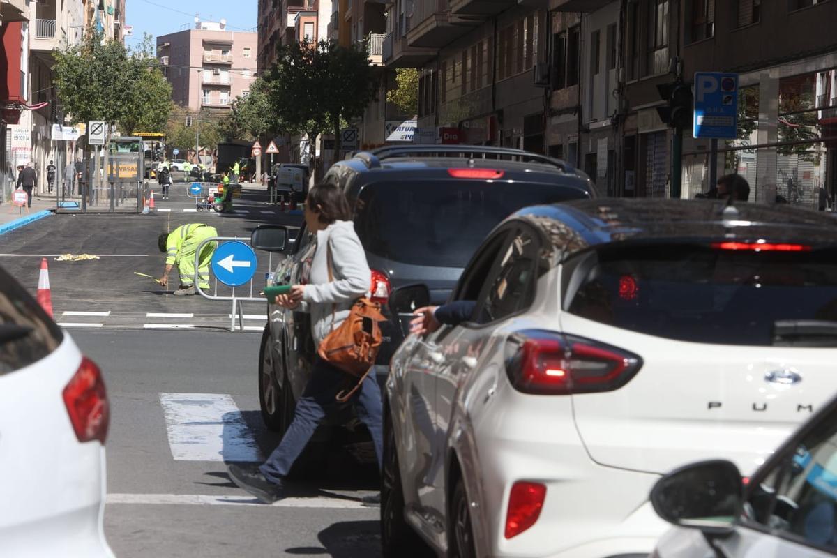 Tráfico en la calle Marqués de Asprillas por las obras de asfaltado