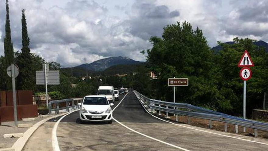 Els cotxes,ahir, van començar a travessar el pont de la C-66