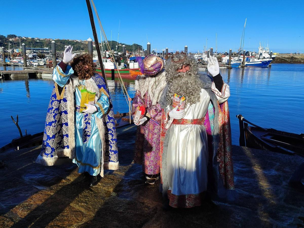 Los Reyes Magos llegan a Bueu por mar antes de la cabalgata de esta tarde