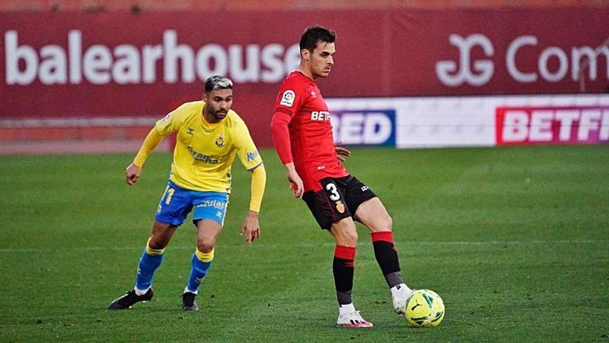 Brian Oliván controla el esférico en el partido de ayer.