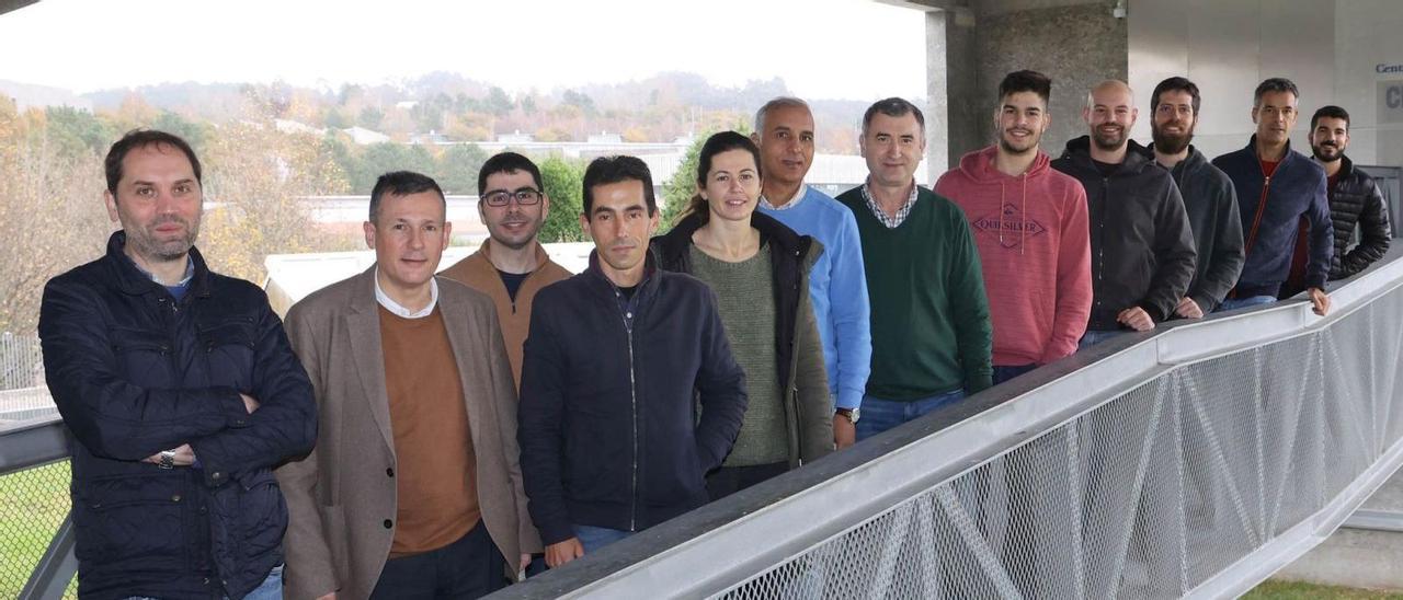 Antonio Riveiro y Juan Pou (1º y 2º por la izq.), con el resto de miembros del grupo LaserOn, en el Cintecx, en el campus.