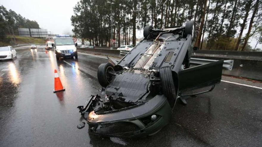 Estado en que quedó un coche accidentado ayer en la A-55 en Mos. // Nick