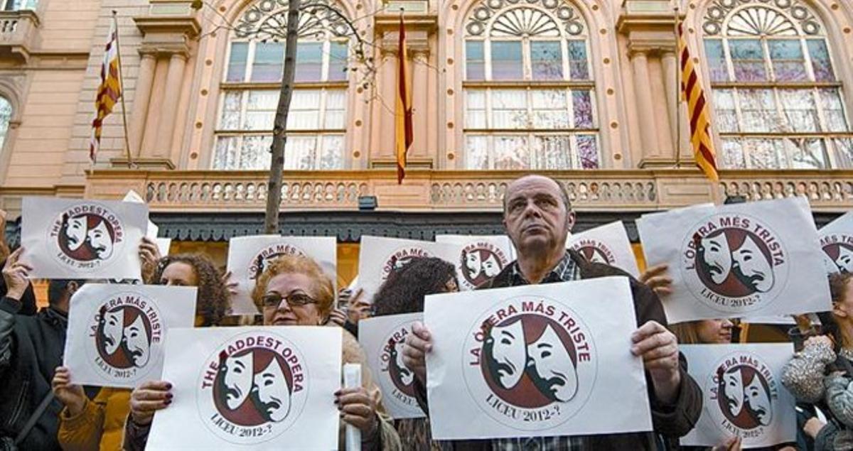 Treballadors del Liceu, durant la manifestació del dia 22 davant del teatre. Treballadors del Liceu, durant la manifestació del dia 22 davant del teatre.