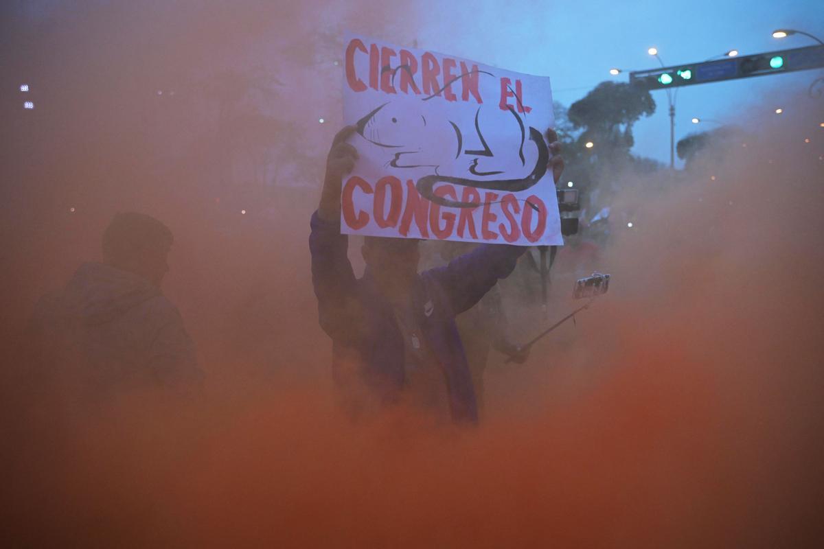 La Policía retira a manifestantes que llegaron hasta los exteriores del Congreso de Perú