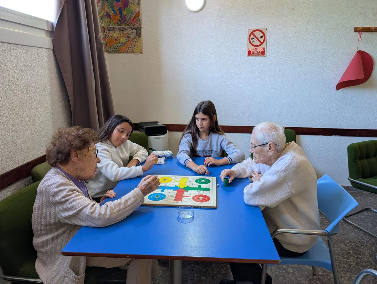 Alumnos del colegio Cuba y residentes en el centro de mayores Francisco Casanovas comparten actividades una vez a la semana en Torrevieja