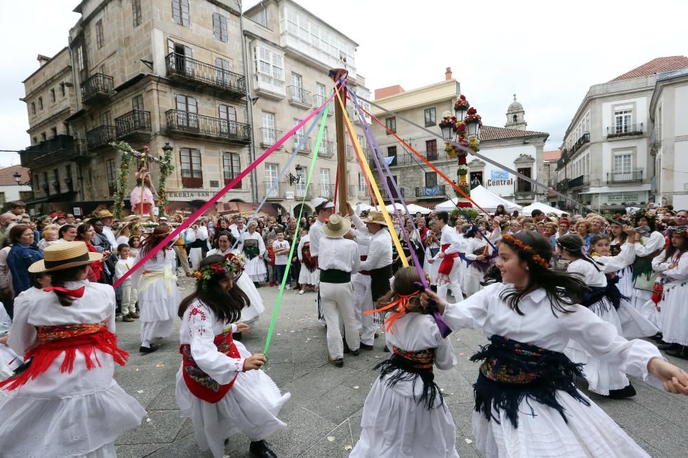 La Festa dos Maios llena de color el Casco Vello y "espanta" el invierno con flores y música