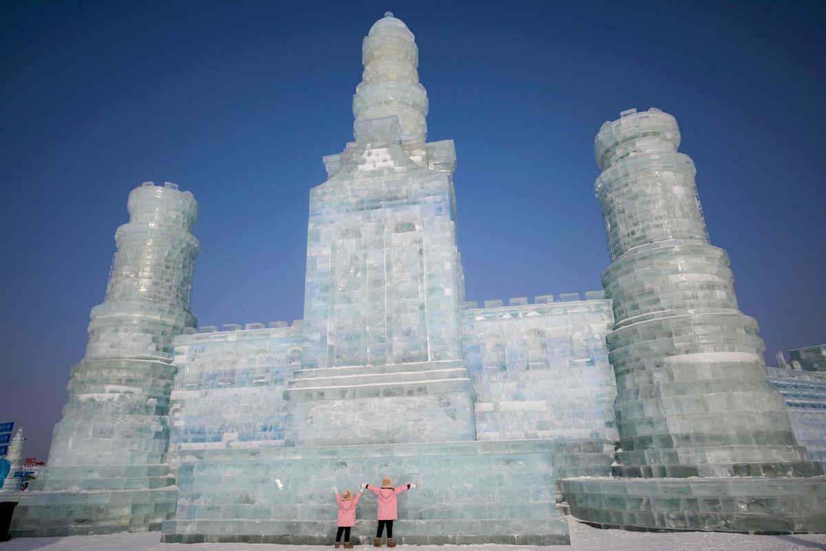 Esculturas y castillos de nieve en festivales de hielo de Moscú y  Heilongjiang, en el norte de China