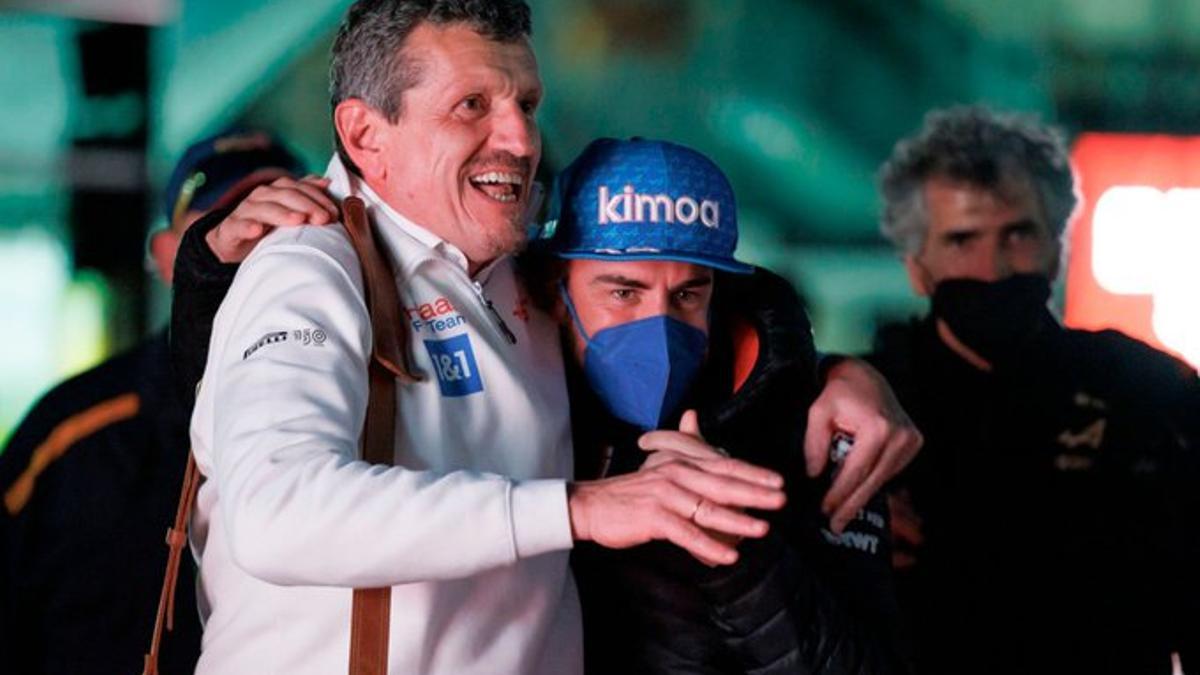 Guenther Steiner, jefe del equipo Haas F1 Team, se abraza con Fernando Alonso en el GP de Australia de 2022.