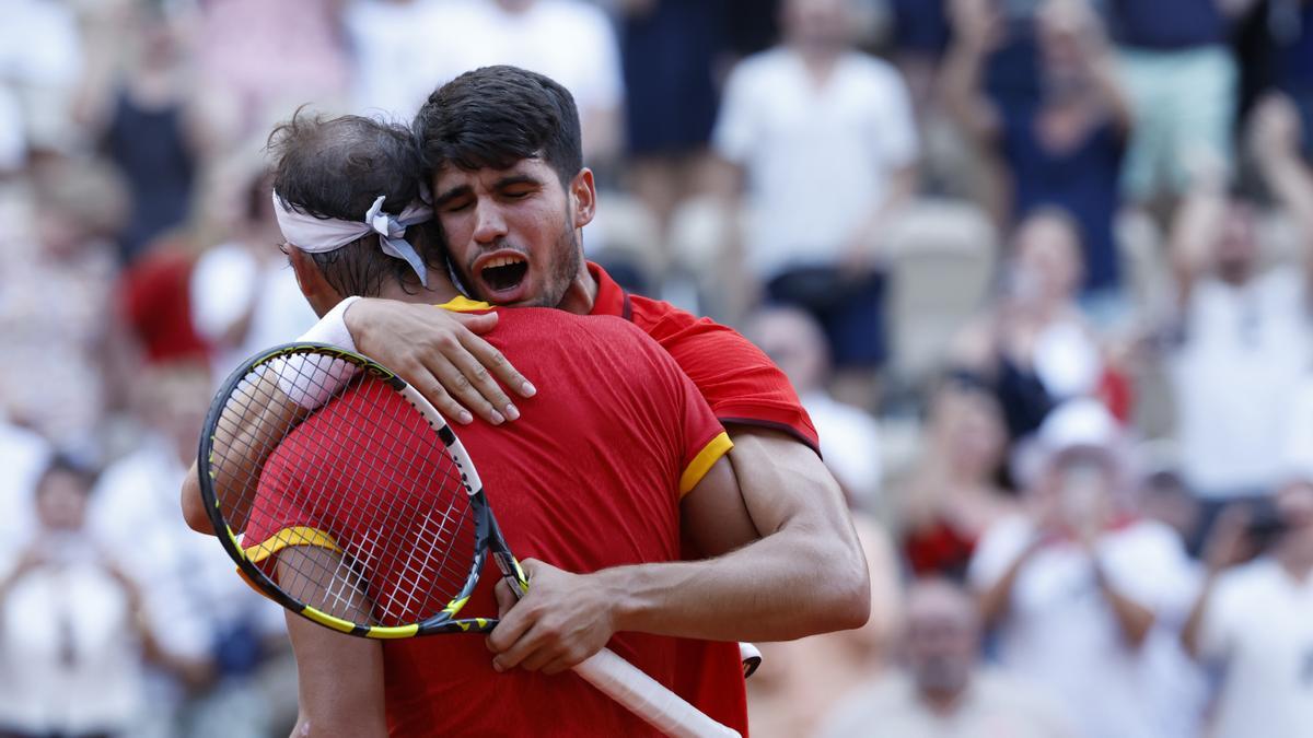 Rafa Nadal y Carlos Alcaraz se abrazan tras su victoria en octavos de final de París 2024.