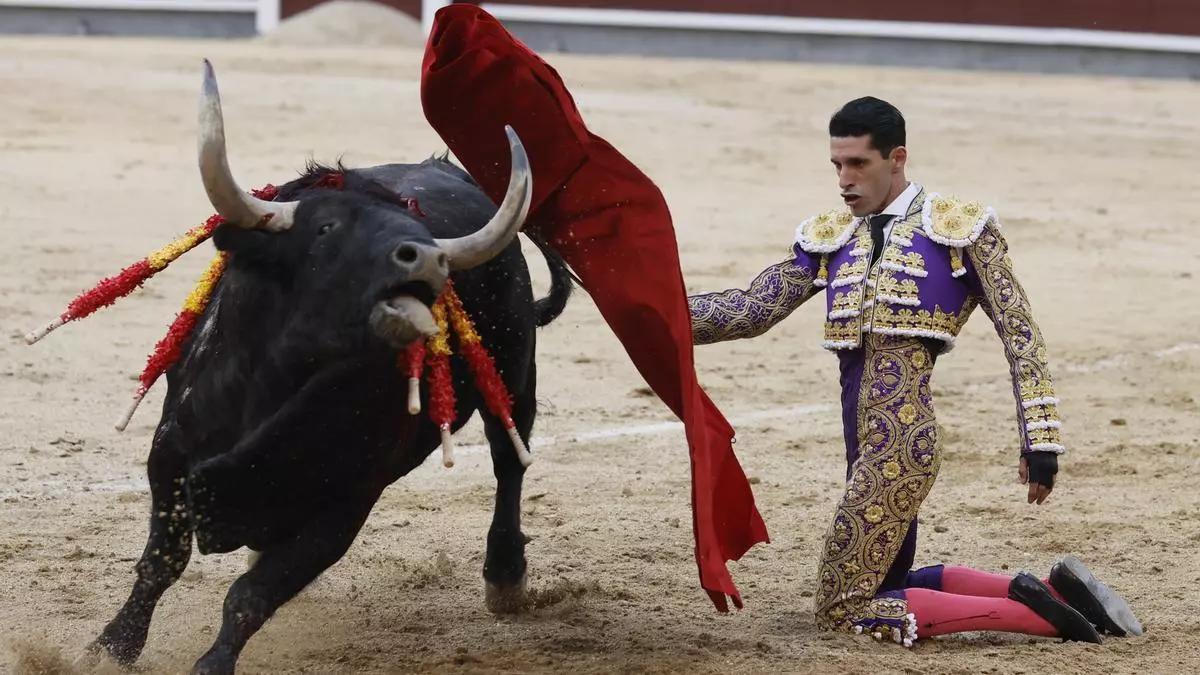 Alejandro Talavante durant un inici de genolls en la plaça de Las Ventas, a Madrid.