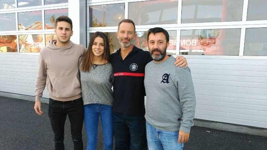 Martín, Nerea y Javier Pitillas (dcha.) flanquean al bombero Miguel Ucles.