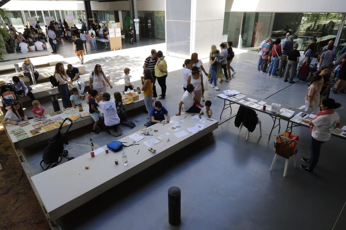 Miles de jóvenes se acercan a la ciencia en la Expociencia en el Parc Científic de la UV