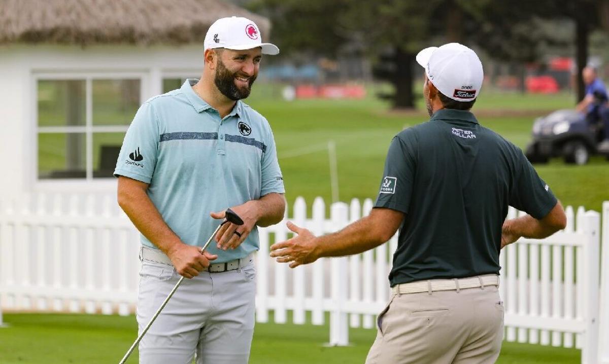 Rahm, en una conversación distendida en el putting green del RCG Sotogrande