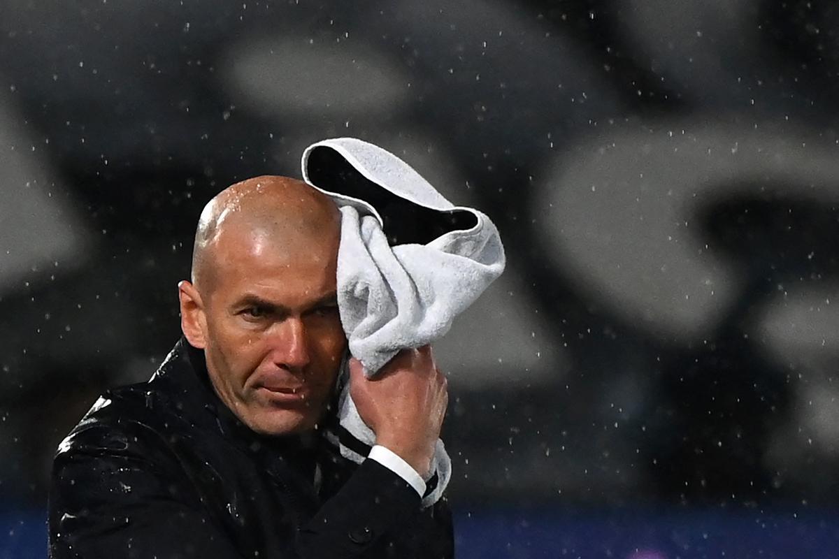 Zidane se seca la cara durante el Madrid-Betis en Valdebebas.