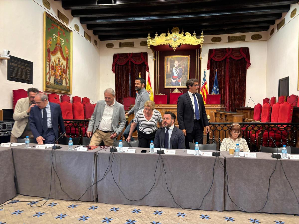 La Mesa del Agua de Elche se constituía esta mañana de miércoles en el Ayuntamiento ilicitano
