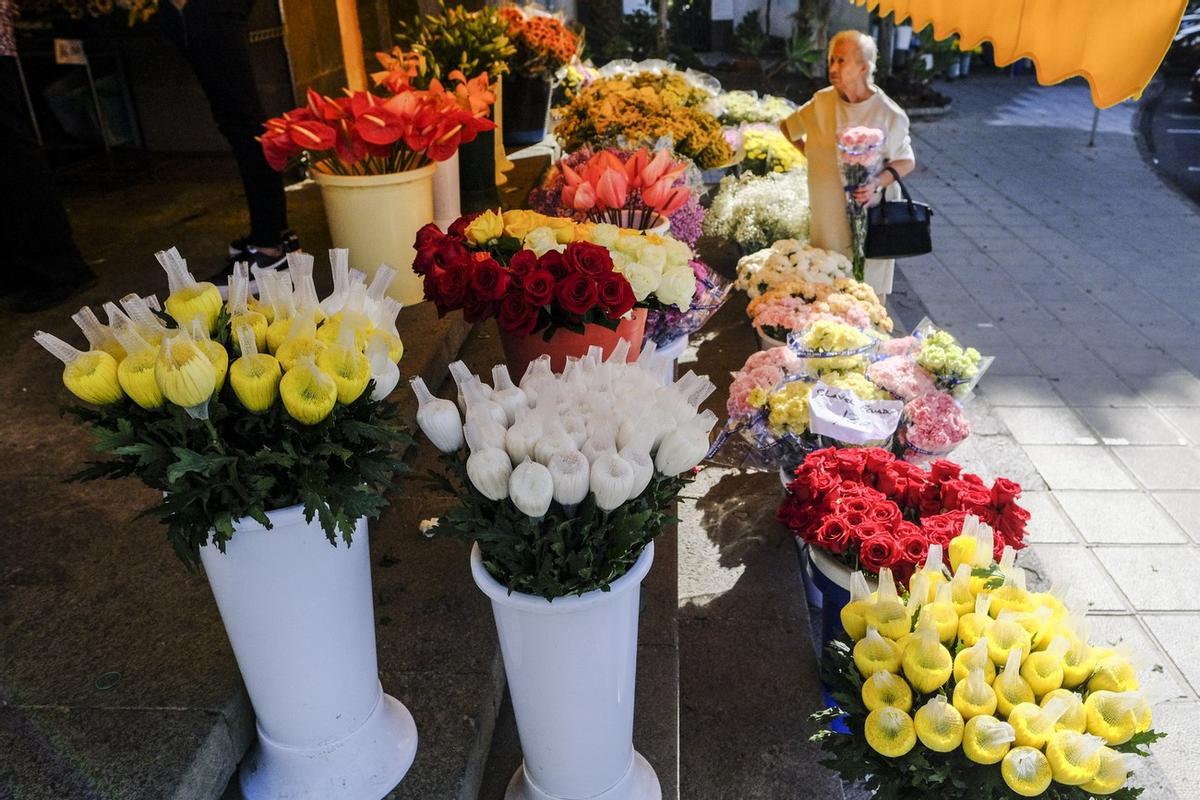 Puestos de flores en el cementerio de  San Lázaro