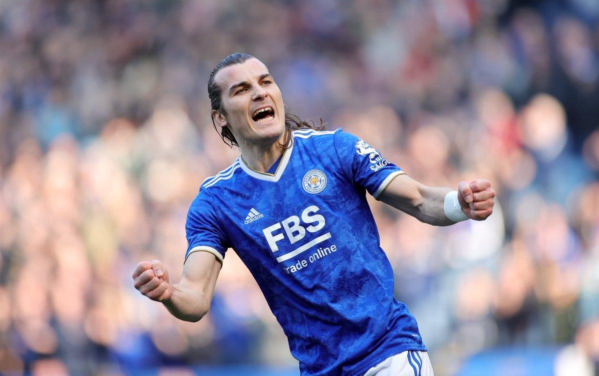 Çağlar Söyüncü celebra un gol con el Leicester City