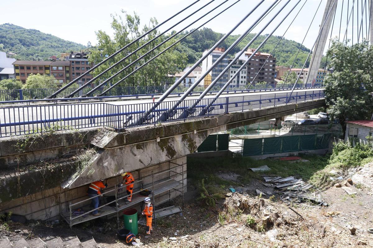 Operarios trabajando en el puente.