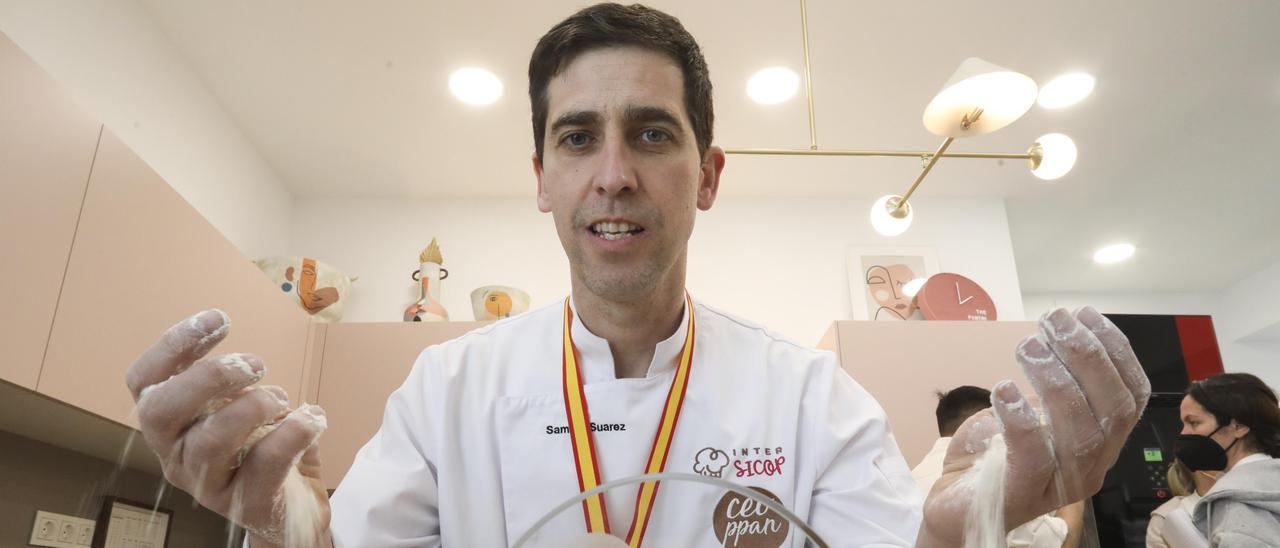 Samuel Suárez, Campeón de España de Panadería Artesana 2022, en el obrador The Pantry by Éleonore, en Salinas.