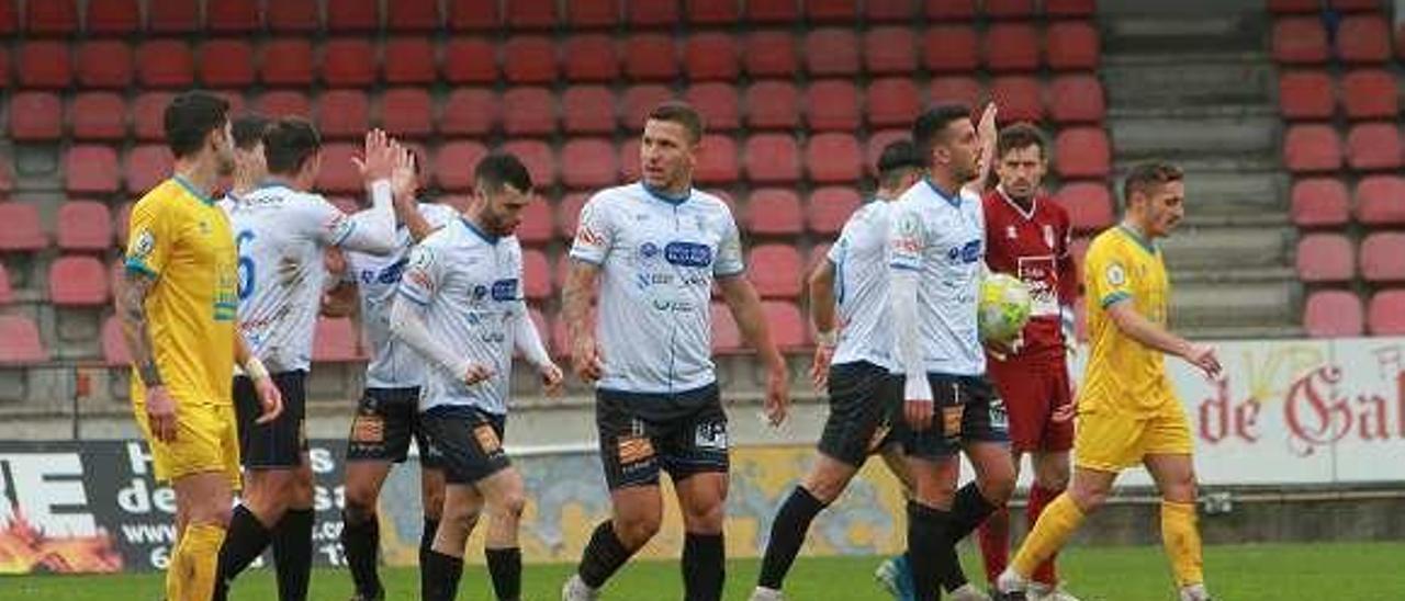 Futbolistas del Ourense CF, en O Couto ante el Compostela. // I.O.