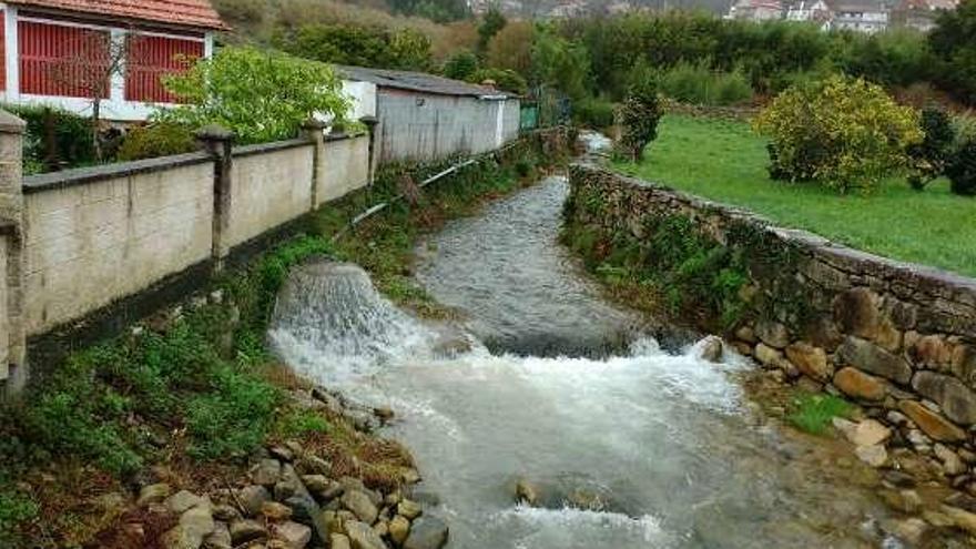 La alcantarilla aliviando agua sin depurar al río moañés.