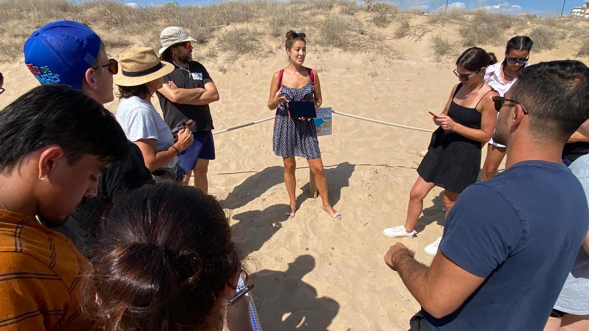 Visita de los estudiantes al sistema dunar del Molino del Agua, junto a la playa de La Mata