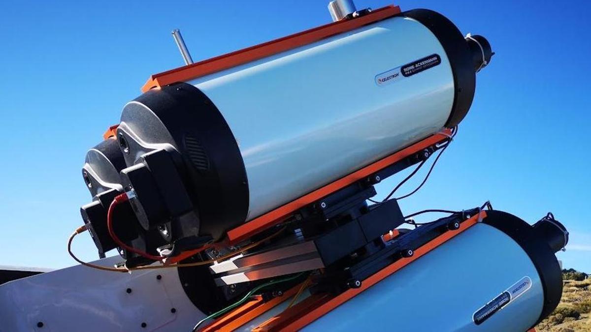 Prototipo de telescopio instalado en el Observatorio del Teide, uno de los cuatro que formarán parte de la red de vigilancia de asteroides.