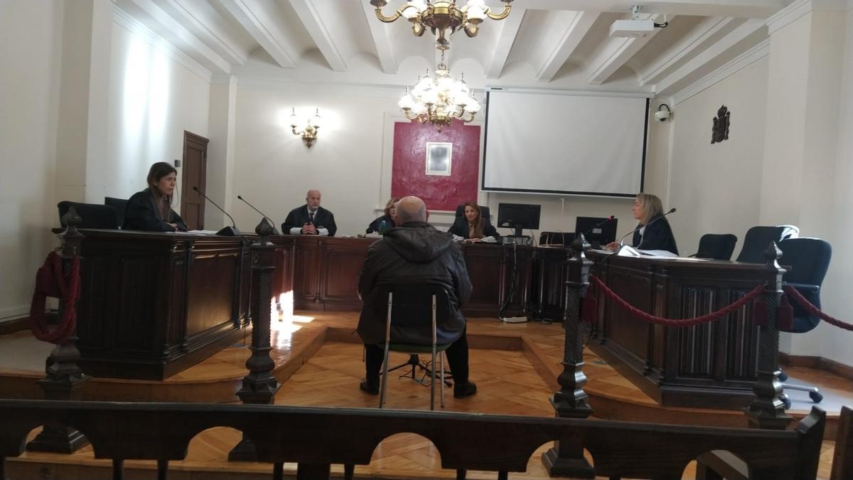 El alcalde de Luelmo, Eladio de Pedro, en el banquillo de los acusados