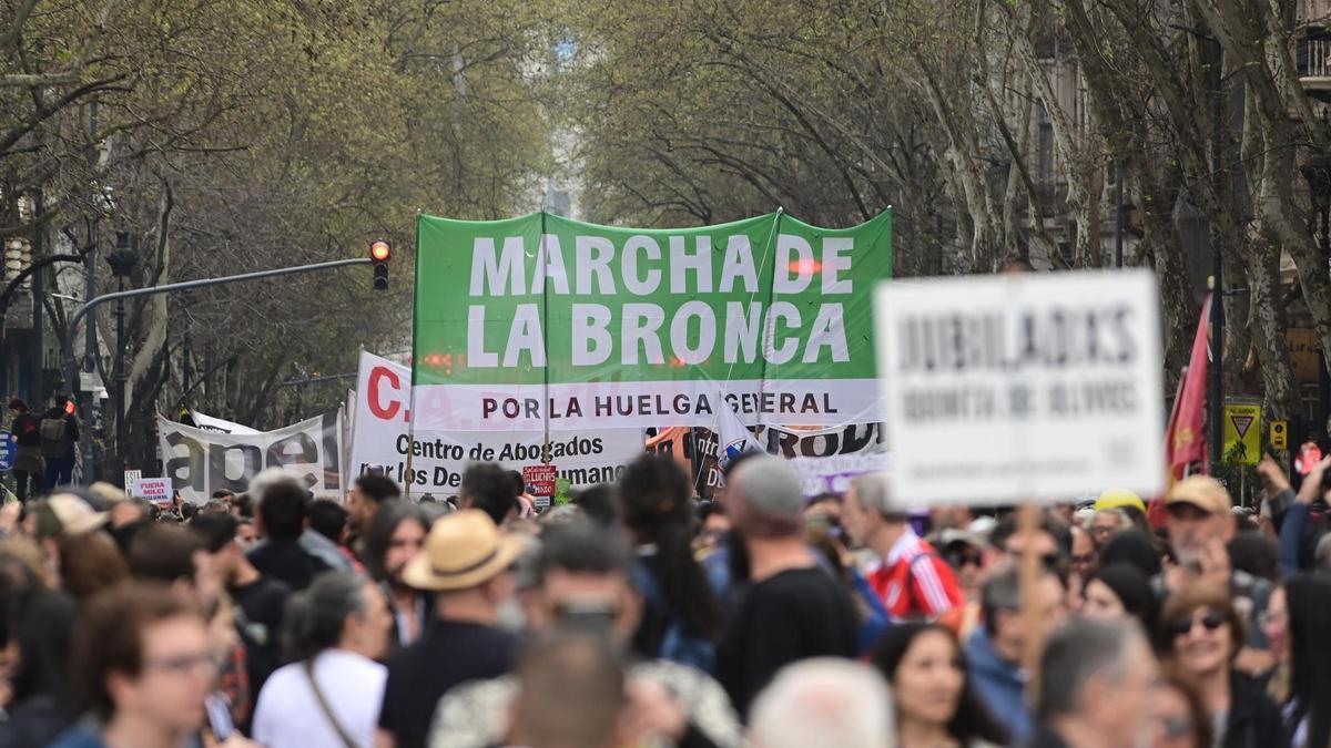 Miles de personas se movilizan en Argentina contra la política de Javier Milei