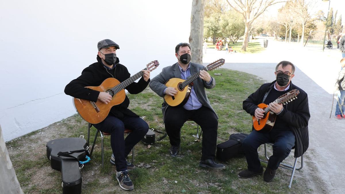 Miembros de la Escuela De Jota Vientos de Aragón, este domingo en Casablanca.