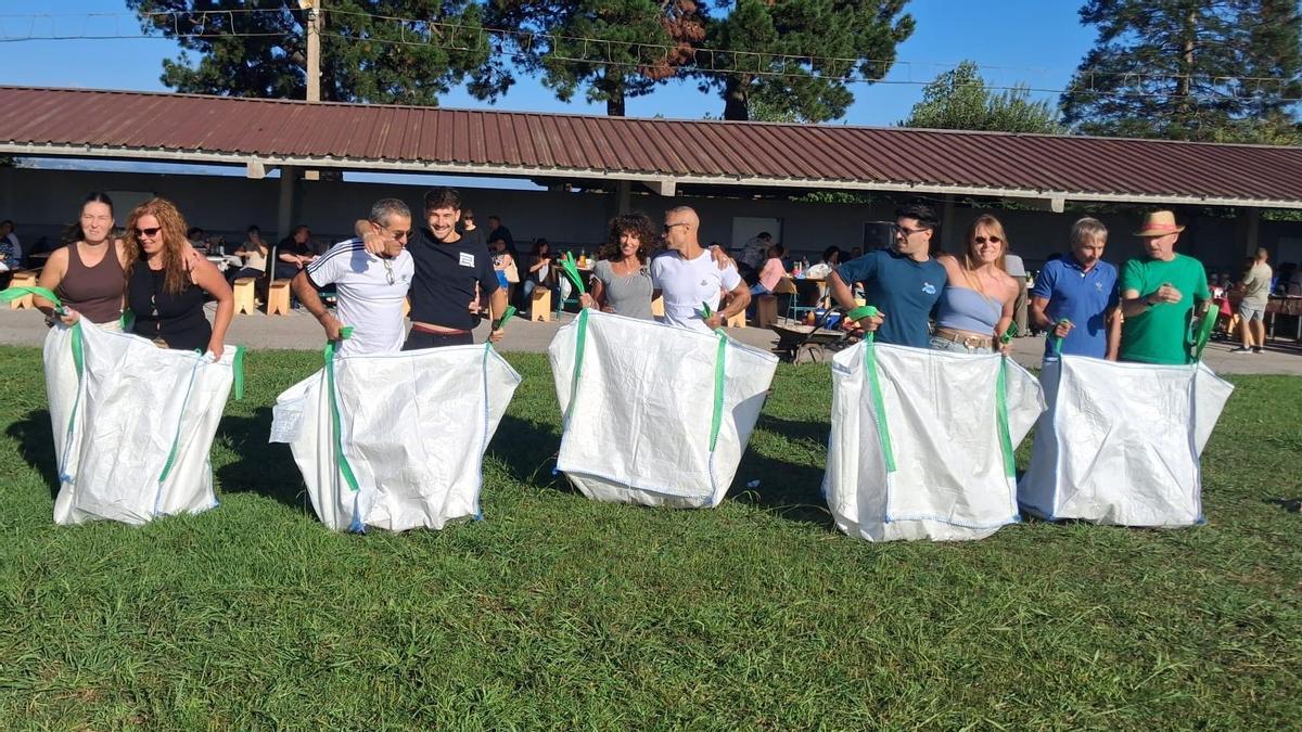 Participantes en la carrera de sacos por parejas