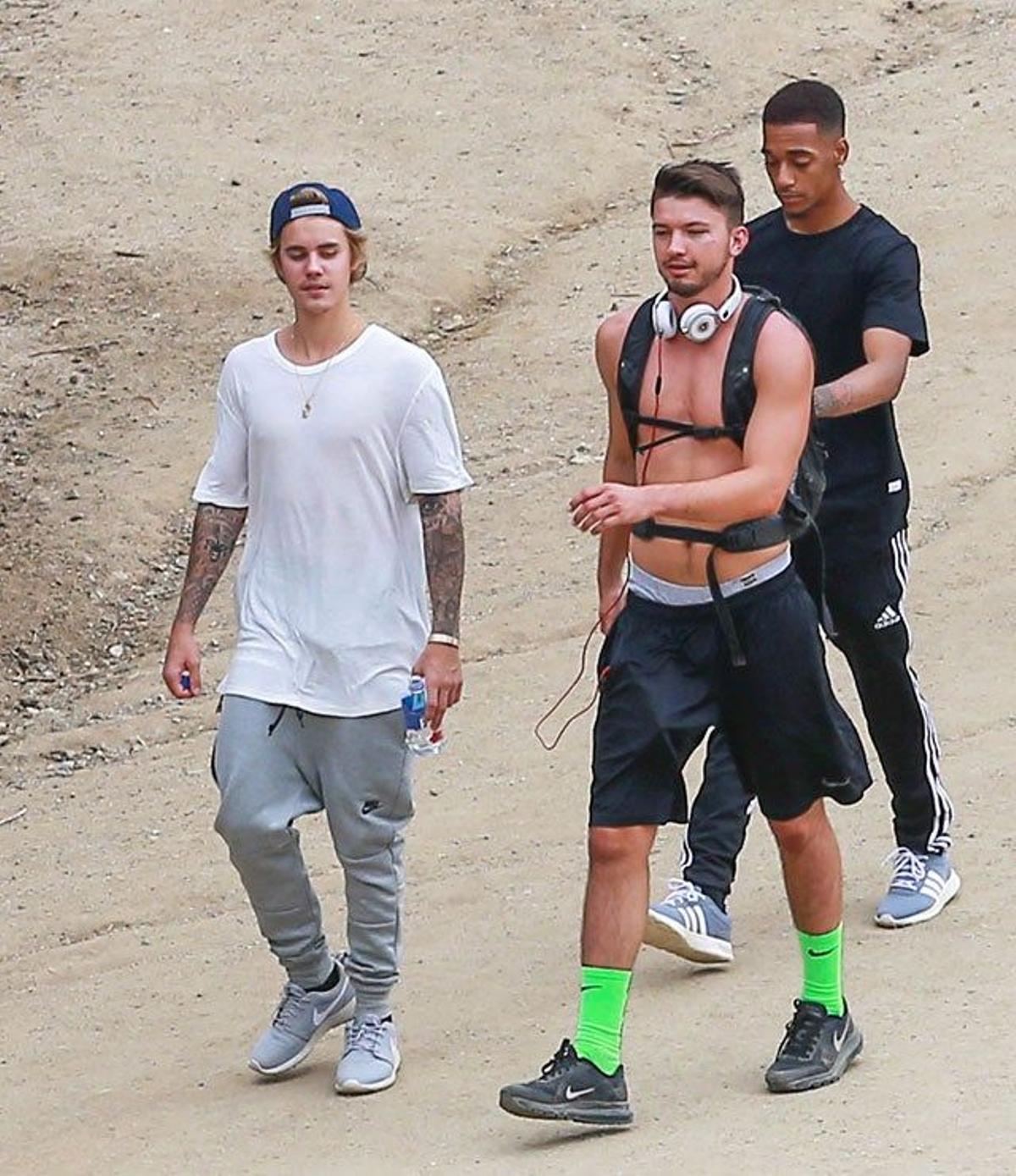 Justin Bieber junto a dos amigos de senderismo
