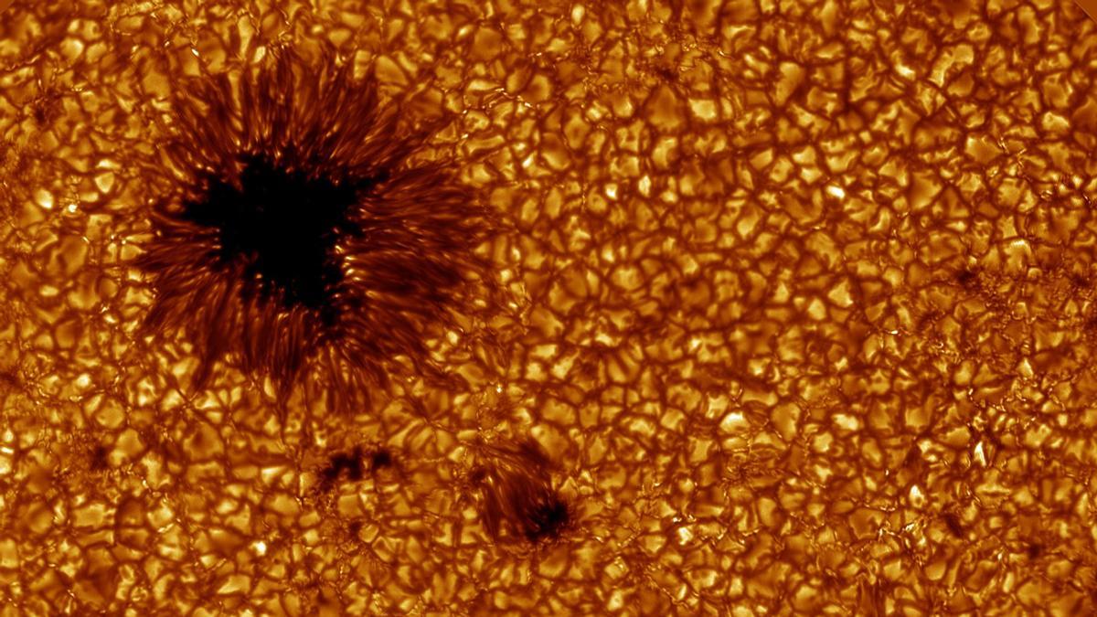 Imagen de la superficie solar donde puede verse la granulación, es decir, la convección solar