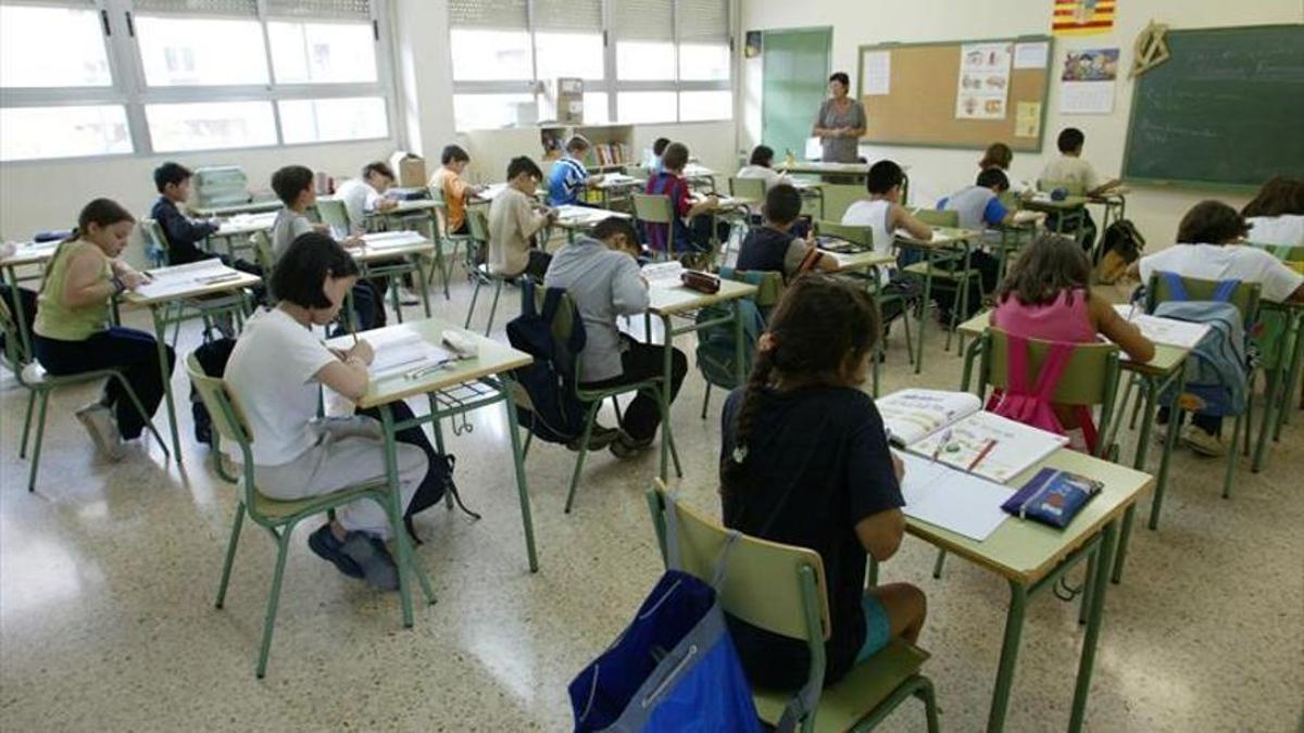 Estudiantes en un aula con un docente.