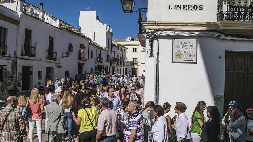 La afluencia de visitas desborda las previsiones con largas colas