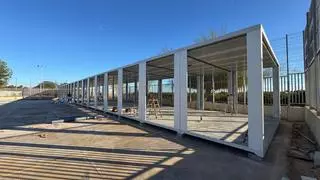 Empieza el montaje de barracones para el alumnado del CEIP L'Horta de Paiporta