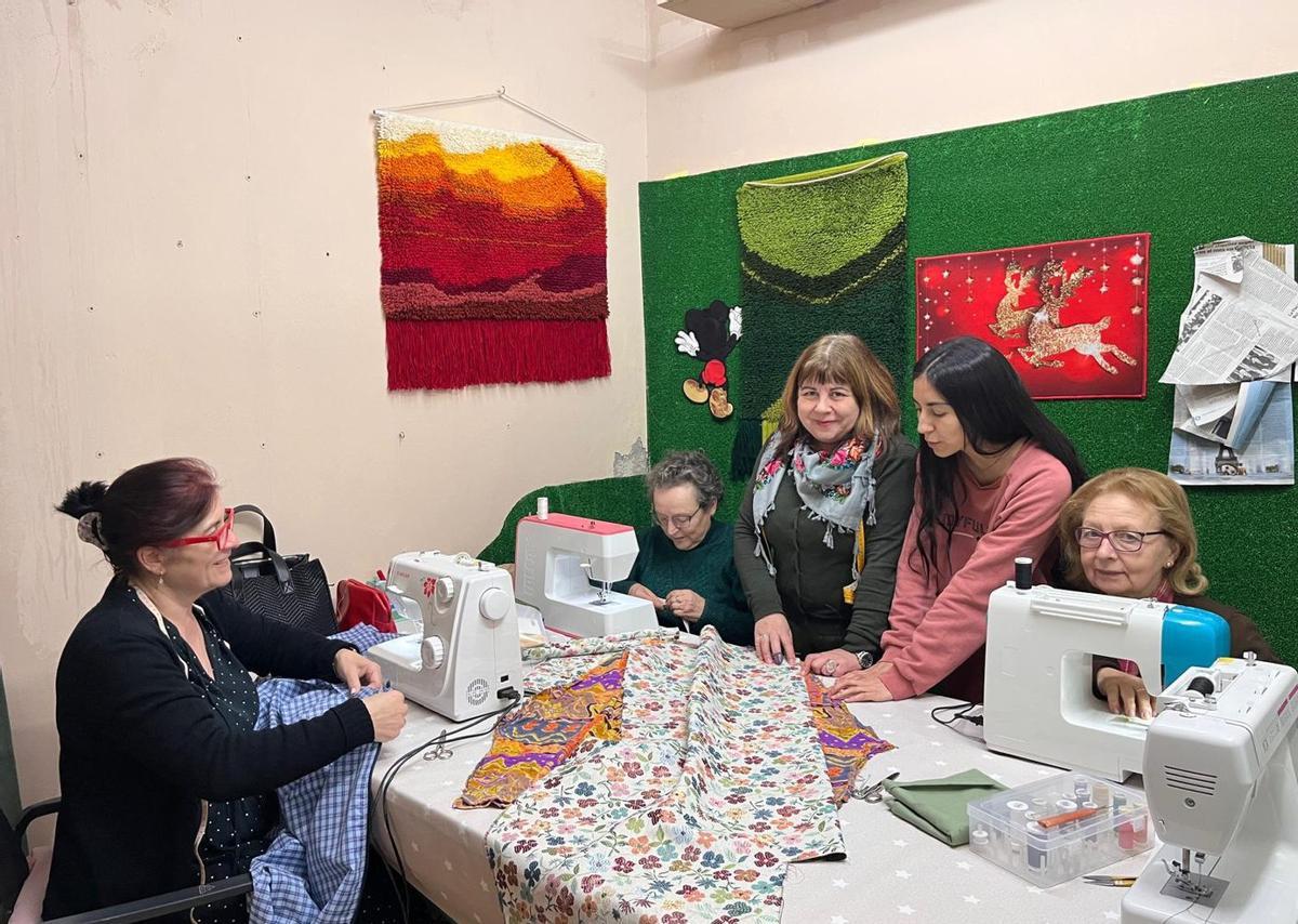 Gaiteiro con sus alumnas, ayer en la mercería Punto Doble.  | N.C.