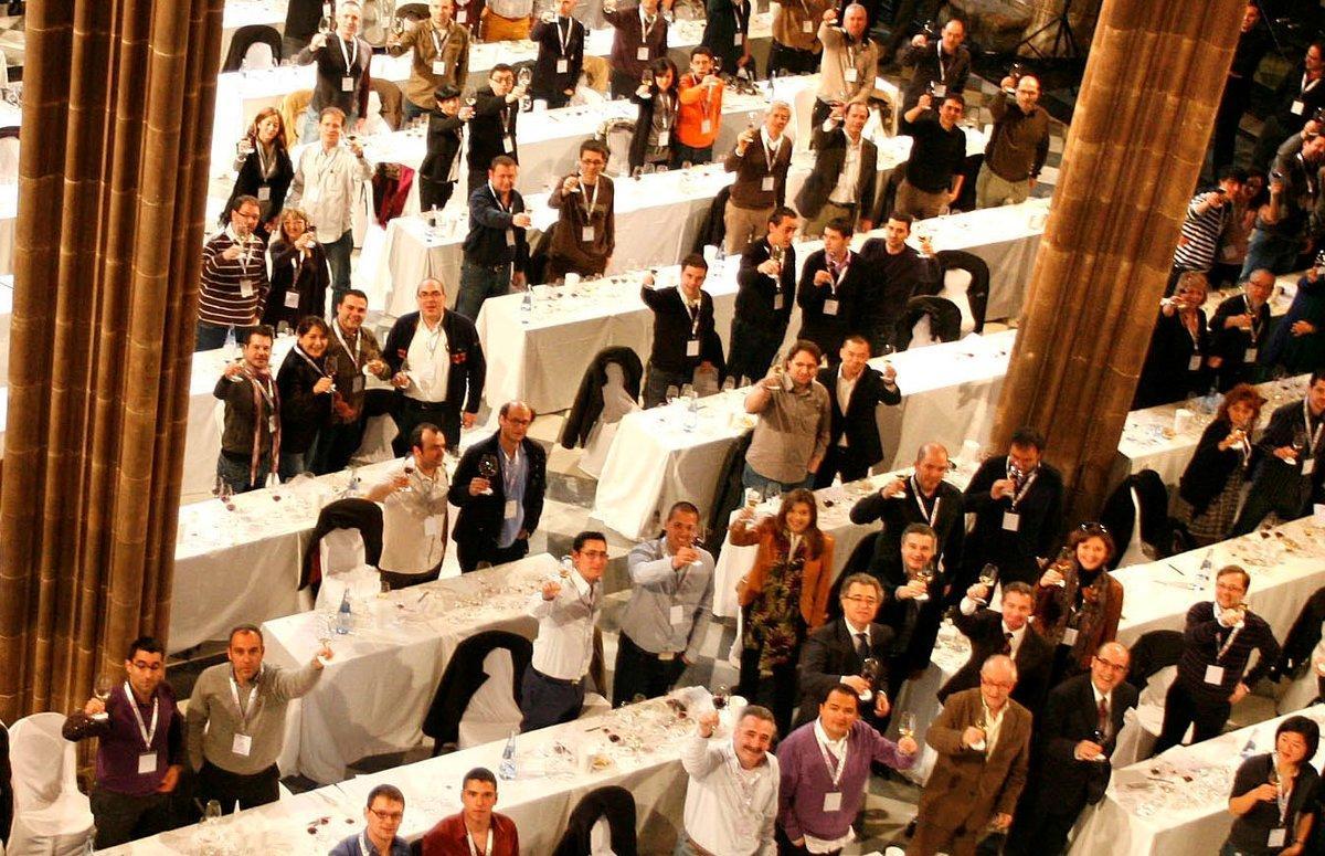 Una edición anterior del concurso de cata por parejas de Vila Viniteca en la Casa Llotja de Mar.